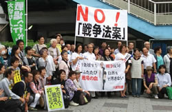 東京ほくと医療生協の職員と組合員さんが 安保法制の廃案を求め、王子駅で宣伝。