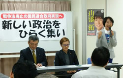 10月17日、堀船ふれあい館での、国政・都区政報告懇談会で報告する山崎たい子区議