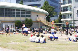 暑さ対策の下で行われた小学校の運動会
