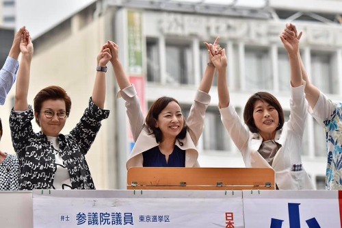 22日、新宿駅頭から、2期目の決意を述べる吉良よし子議員（中央）右は田村智子副委員長（参議院議員）、左は池内さおり前衆議院議員