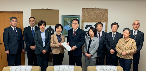 新型コロナウイルス感染症対策に関する申し入れ をする日本共産党北区議員団（左から4人目山崎たい子区議）