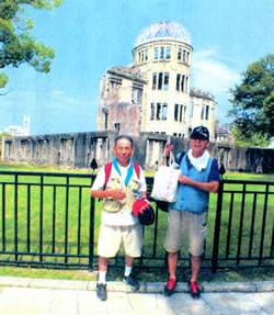 8月6日原爆ドームの前で。