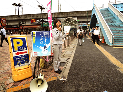 「ＳＴＯＰ！集団的自衛権行使、閣議決定」と宣伝中の山崎たい子区議