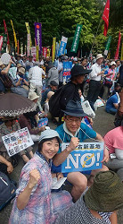 辺野古ブルーの日 に参加した山z機太鼓区議（手前）